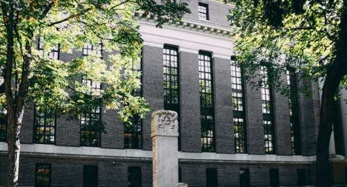 Harvard contro Trump: La Vittoria Giudiziaria che Protegge gli Studenti Internazionali